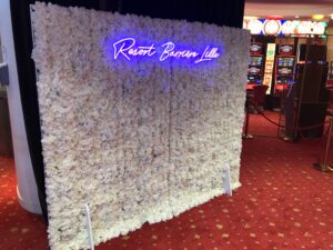 MUR DE FLEURS ET NEON 2