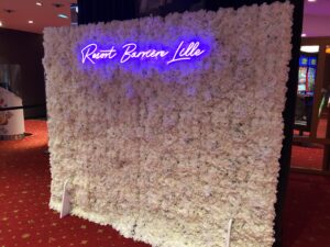 MUR DE FLEURS ET NEON 3